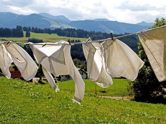 草原で洗濯物を干している写真
