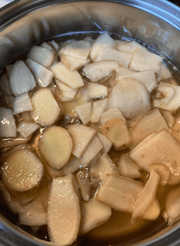 志麻さんのエネルギードリンク・生姜の蜂蜜煮をしている画像