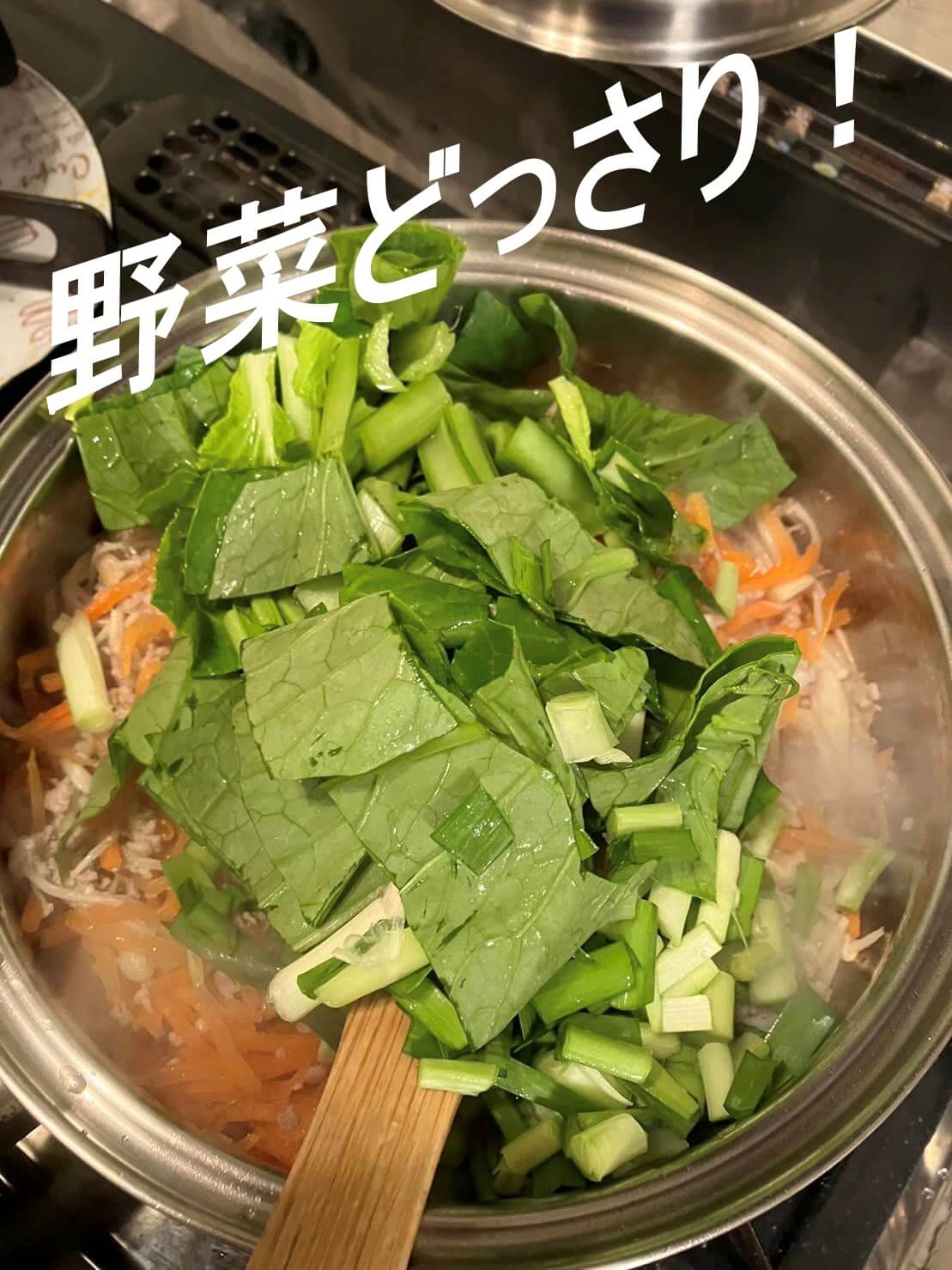 オイシックスのおためしセットのそぼろと野菜のビビンバ・小ねぎとのり、豆腐の韓国風スープのミールキットの中味を撮影した写真