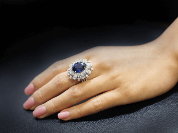 オラクルカードリーディ色彩の意味と印象の第六チャクラの色ロイヤルブルーの宝石サファイヤを撮影した写真
