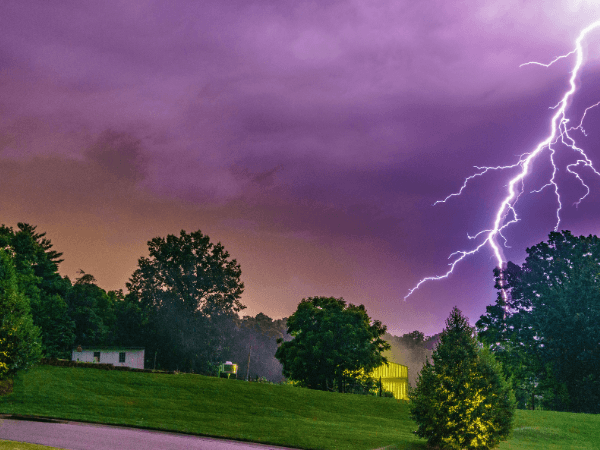 オラクルカード自然を象徴する意味・雷を撮影した写真